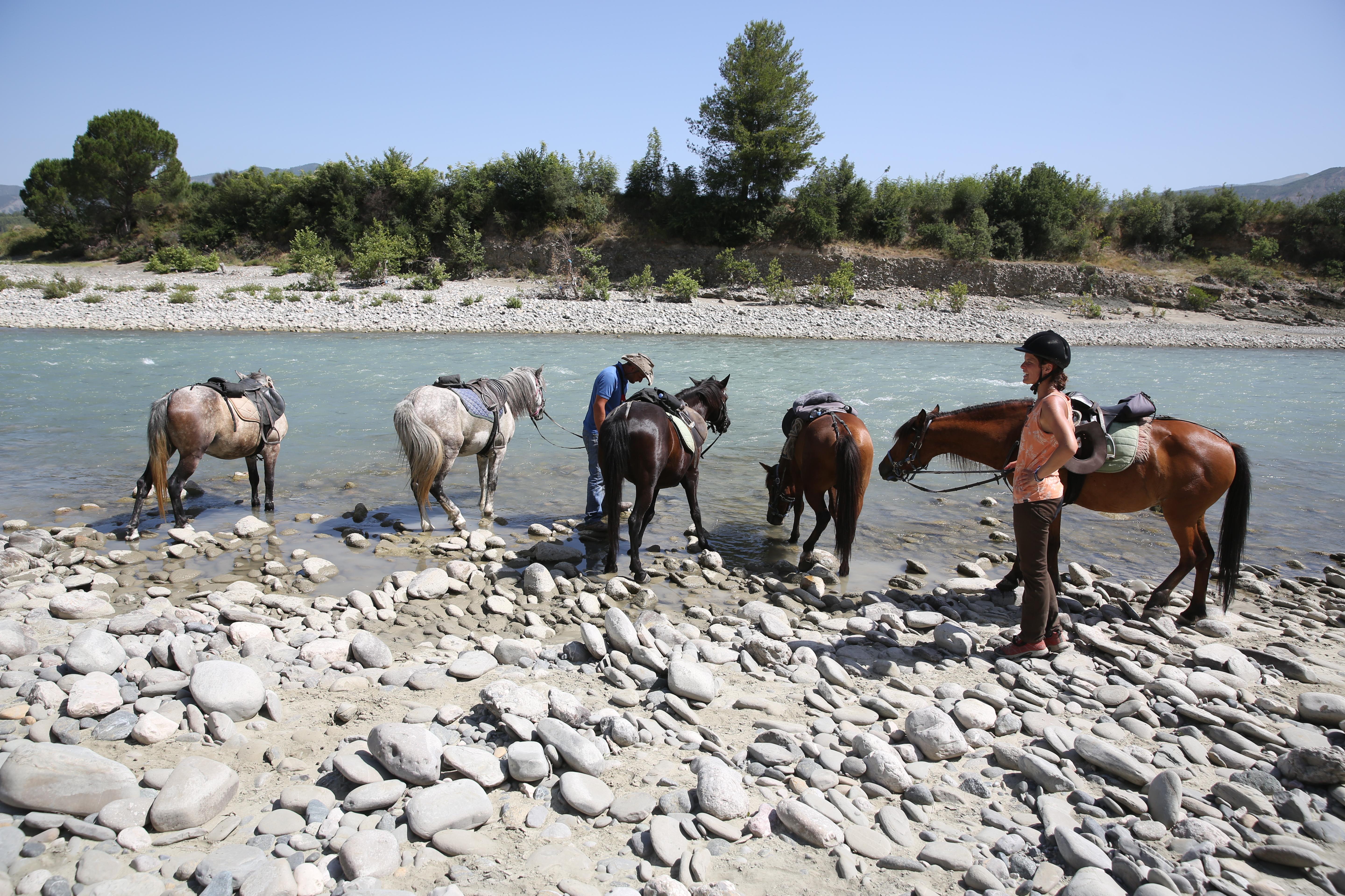 stopplaats tijdens paardrijtrektocht in Albanië